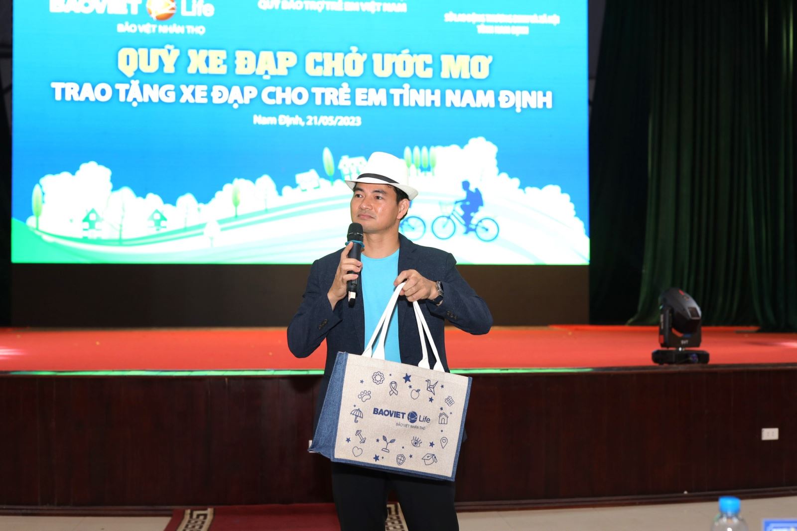 nghệ sĩ Xuân Bắc trong chuỗi hành trình "Quỹ xe đạp chở ước mơ" của Bảo Việt Nhân thọ.