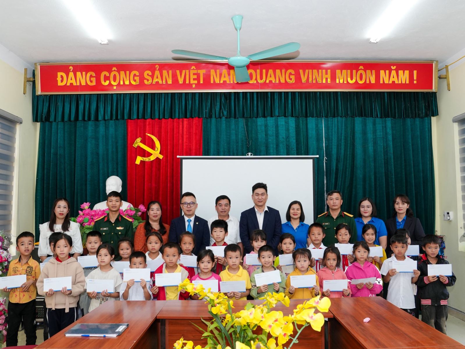 Trao học bổng tại Tiểu học Ngũ Lão