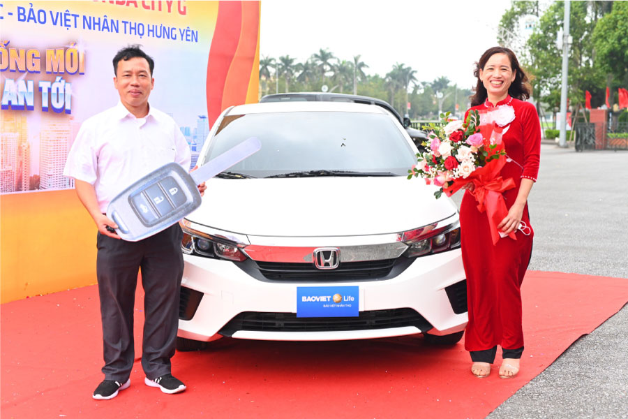 Mua bảo hiểm nhân thọ, khách hàng bất ngờ trúng thưởng xe ô tô hơn 600 triệu đồng