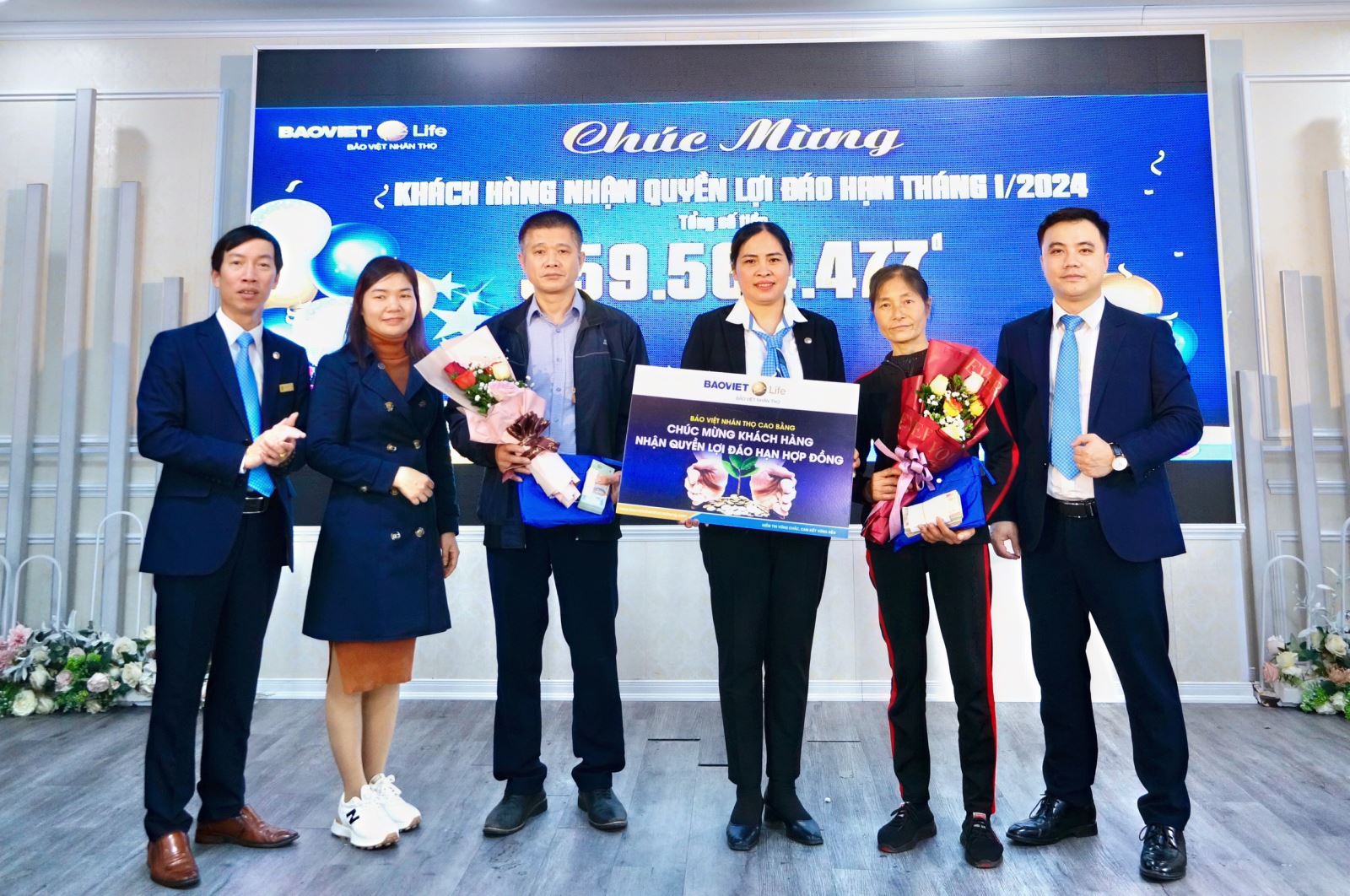 Lãnh đạo Bảo Việt Nhân thọ Cao Bằng trao hơn 359 triệu đồng tiền đáo hạn bảo hiểm cho khách hàng
